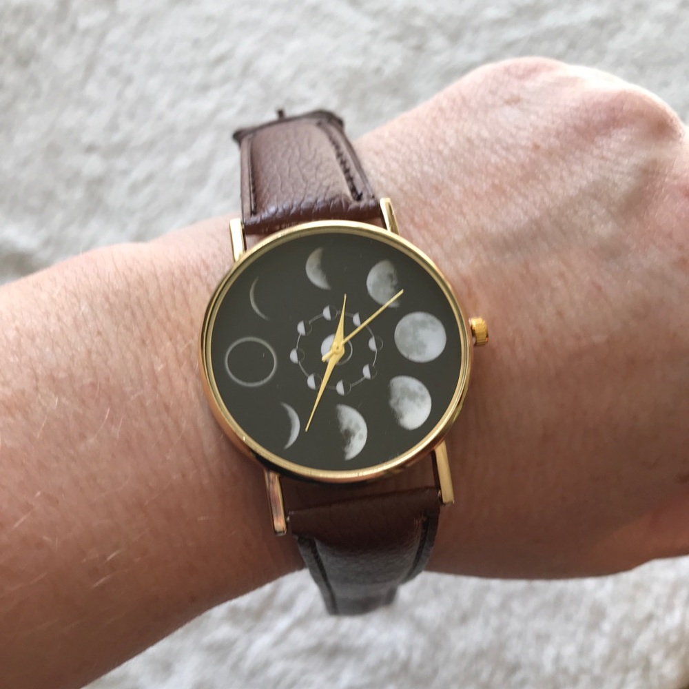 Vegan leather MOON dial quartz analog watch - Picture 4 of 7